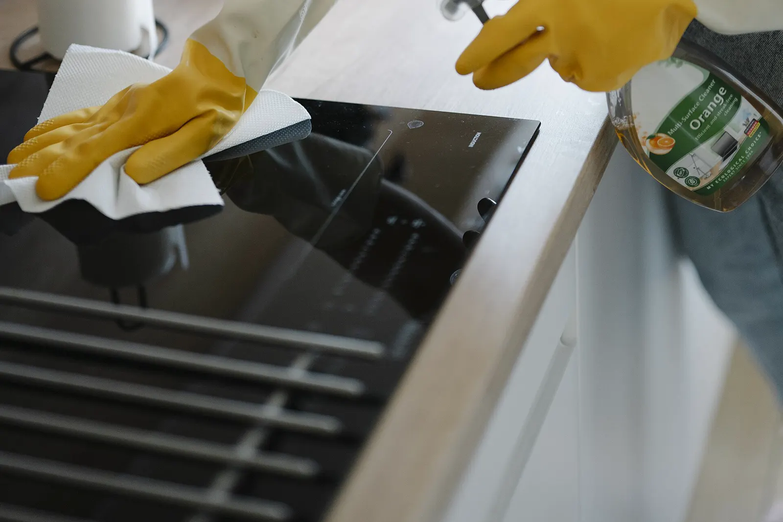 Kookplaat wordt schoongemaakt