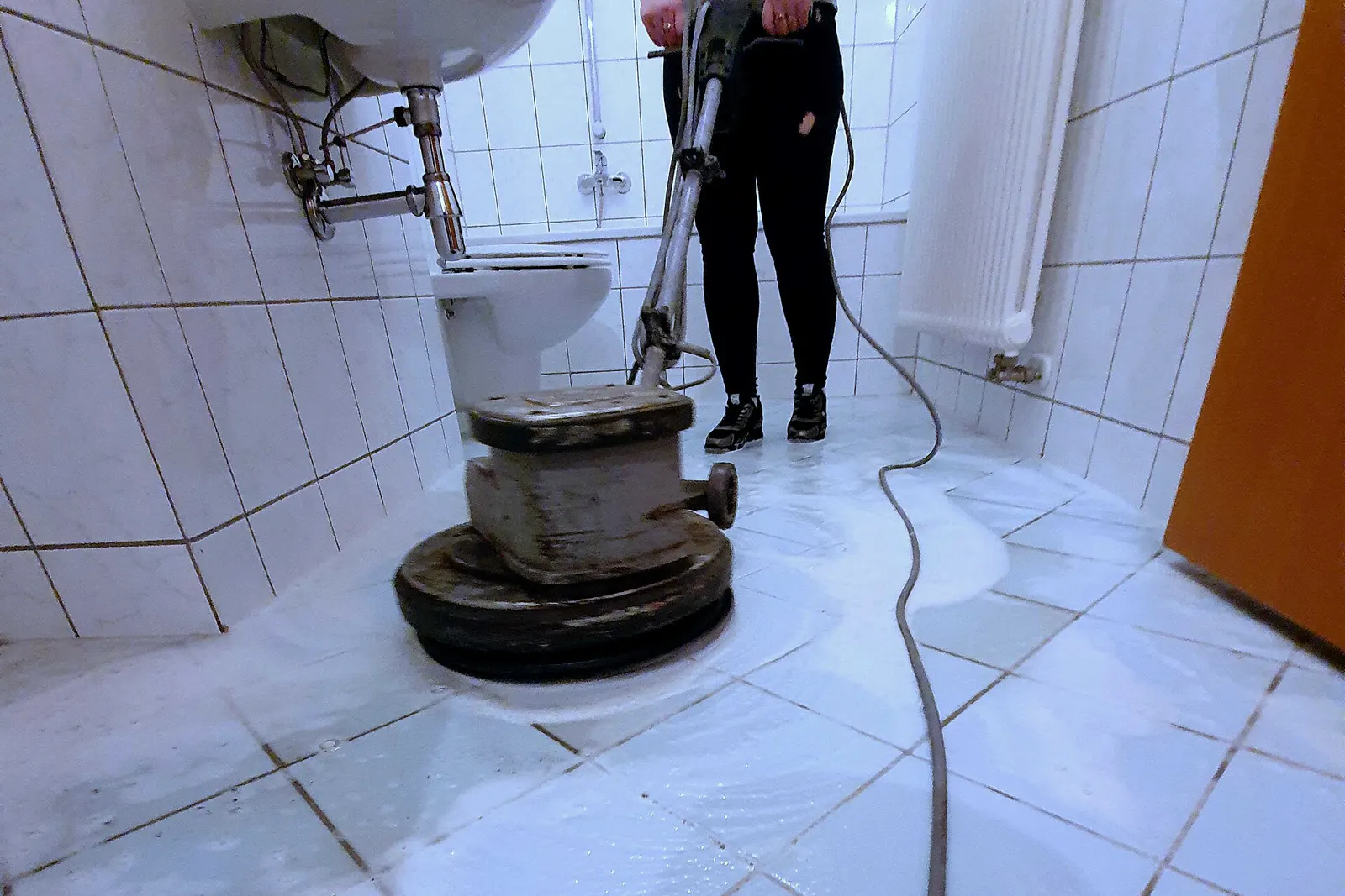 Tegelvloer wordt machinaal gereinigd